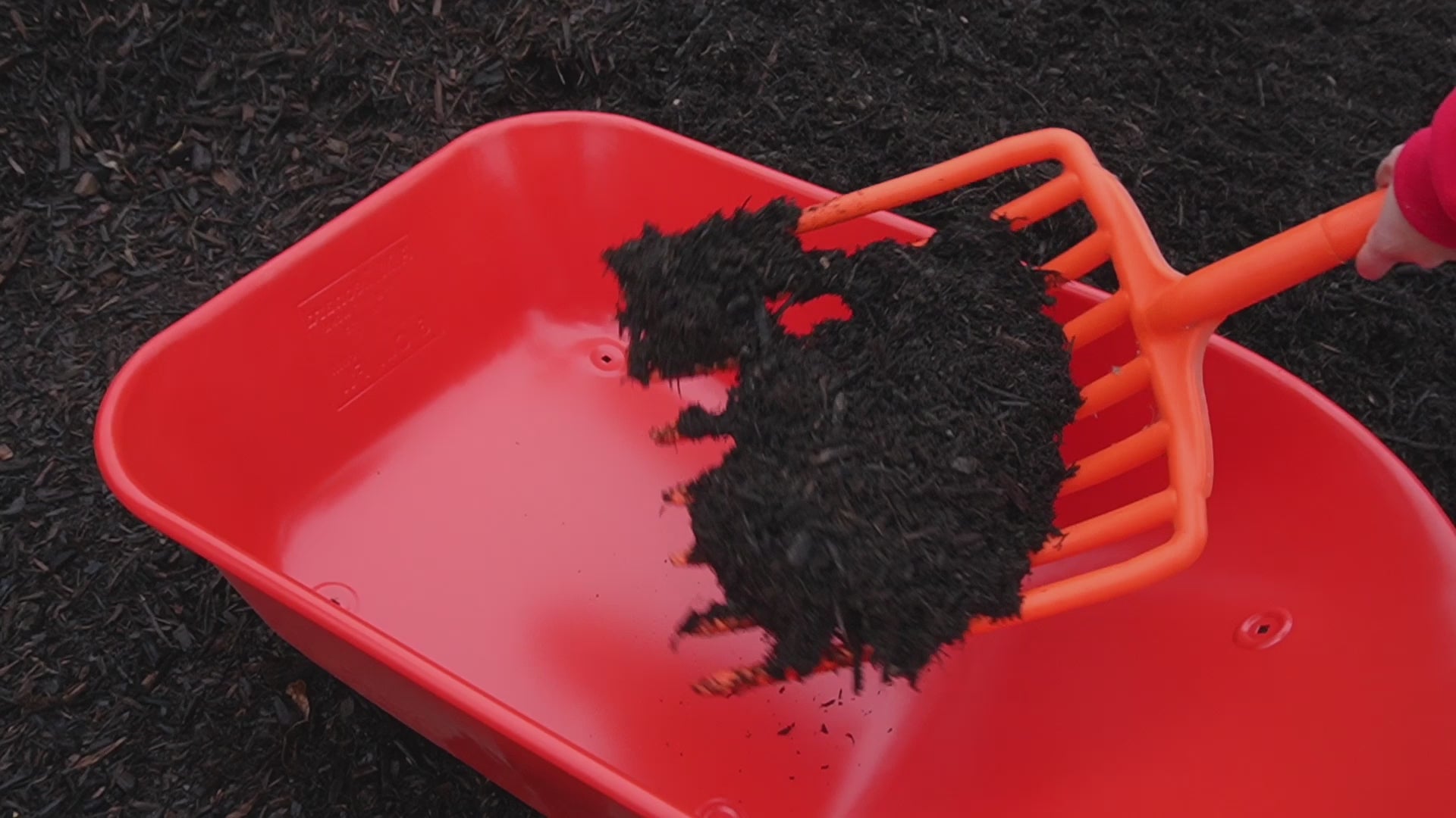 Load video: Premium Hardwood Mulch